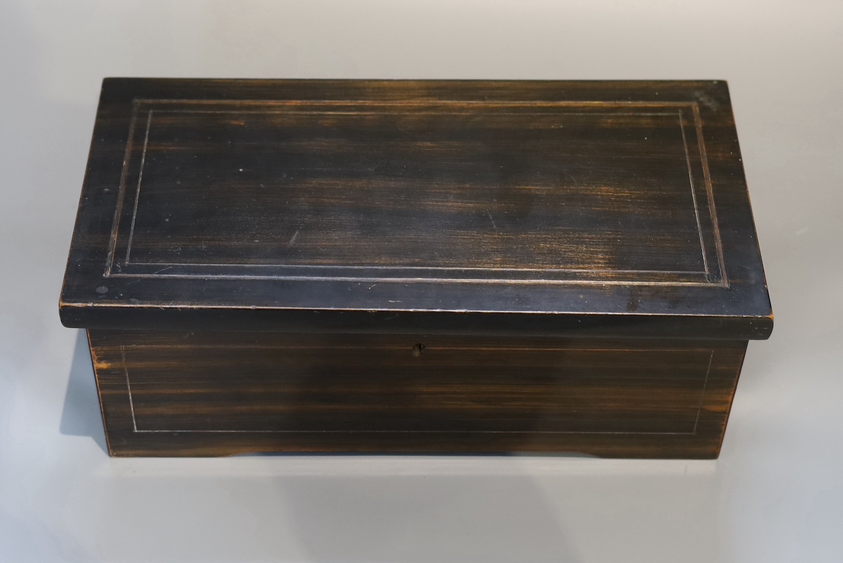 A late 19th century Swiss six air music box with 15.5cm cylinder, faux rosewood cased